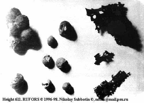 Слева направо: Fe (железо) - шарики, сплавленные по шесть штук, Pb (олово) - , шарики, 