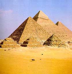В порядке удаления пирамиды : Менкаура, Хефрена , Хеопса